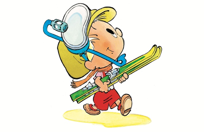 « Jojo », le personnage d’André Geerts, en short, avec des skis et un masque de plongée, marche d’un pas décidé  et souriant.