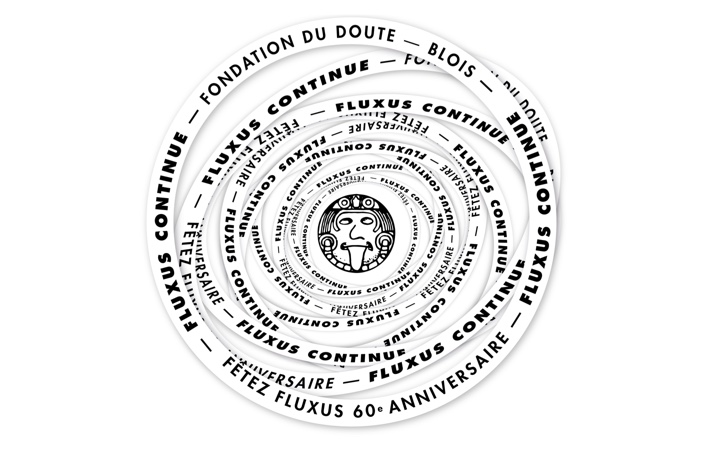 Enfilade de plusieurs cercles avec les mots « Fluxus continue, fêtez le soixantième anniversaire, Fondation du doute, Blois ». Chaque cercle est de plus en plus petit. Au centre du visuel, l’emblème Fluxus (un visage tirant la langue).