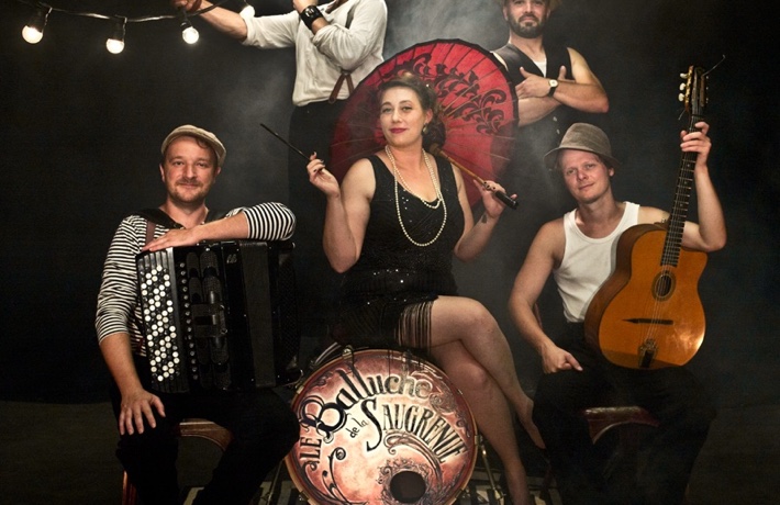 Le groupe « Bal perdu de la Saugrenue » pose en costumes d’époque avec leurs instruments (accordéon et guitare).