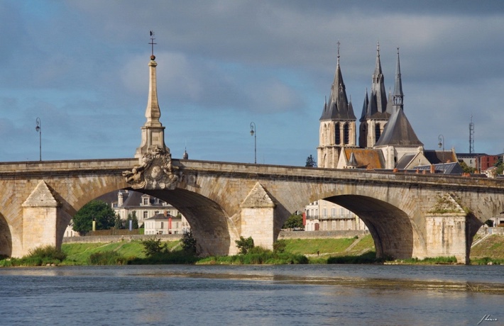 Pont Jacques-Gabriel photographié depuis la Creusille, avec l’église Saint-Nicolas en arrière-plan.