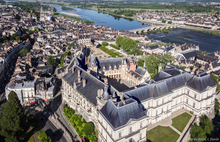 Vue aérienne du Château royal, du centre-ville et de la Loire.