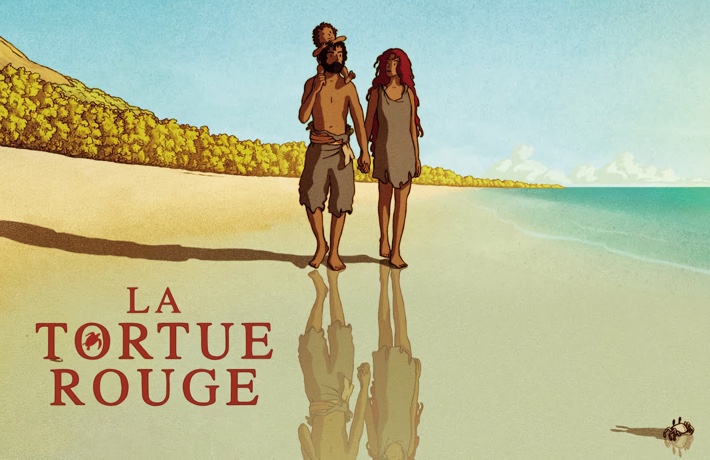 Extrait du film : deux adultes marchent face à nous sur une plage longée par une épaisse forêt, avec un enfant sur les épaules de l’un et un petit crabe près de l’eau.