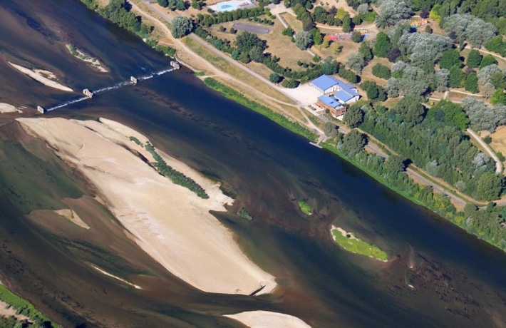 Photo aérienne de l’Observatoire Loire et du fleuve, parsemé de petites plages.