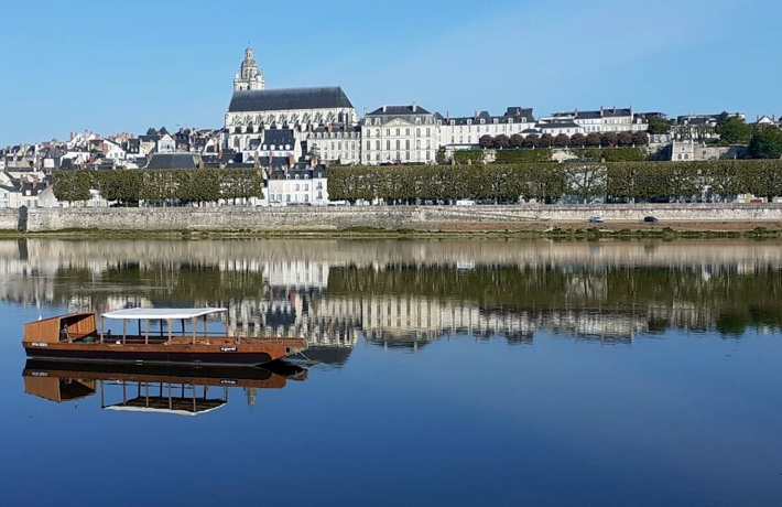 Fûtreau sur la Loire, avec le centre-ville en arrière-plan.