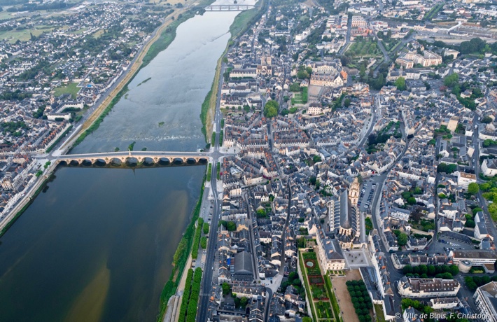 Vue aérienne de la rive gauche (Vienne), du pont Jacques-Gabriel et du centre-ville.