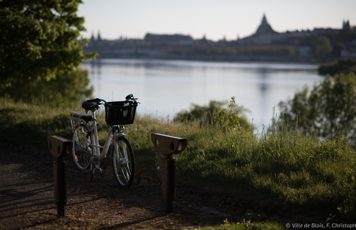 Vélo stationné sur le chemin de la Loire à vélo.