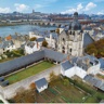 L’aître photographié depuis le ciel, avec l’église à sa droite et la Loire puis la rive droite en arrière-plan.