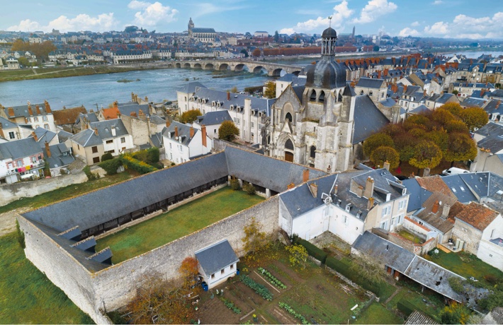 L’aître photographié depuis le ciel, avec l’église à sa droite et la Loire puis la rive droite en arrière-plan.