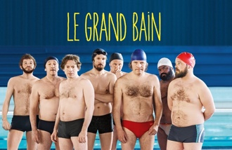 Affiche du film : 8 hommes en slip de bain près d’un bassin de piscine.