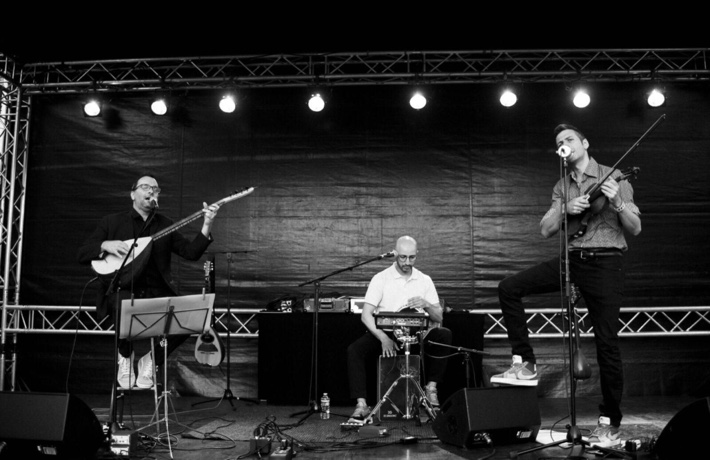 Les 3 musiciens sur scène.