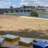 Des jeux de société posés sur une table dans le port de la Creusille, avec la Loire en arrière-plan.