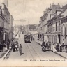 Carte postale d’époque : avenue de Saint-Gervais (actuelle avenue Wilson), avec un tram remontant en direction du pont Jacques Gabirel, des personnes à vélo, en calèche, à pied, etc.