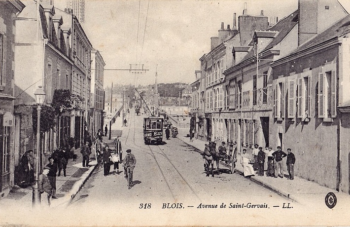 Carte postale d’époque : avenue de Saint-Gervais (actuelle avenue Wilson), avec un tram remontant en direction du pont Jacques Gabirel, des personnes à vélo, en calèche, à pied, etc.