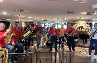 Photo de groupe des 10 membres du Jazz club de Blois, avec leurs instruments.