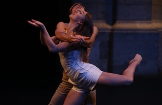 Un danseur et une danseuse en pleine chorégraphie.