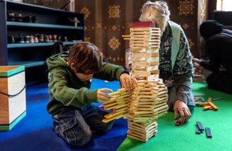 Affiche de l’évènement : la Tour Eiffel reproduite en briques en bois. Sous-titres : les monuments européens reconstitués en Kapla. L’expo qui envoie du bois !