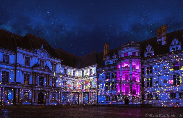 Les murs de la cour intérieure du Château royal sont recouverts par une projection d’un tourbillon de feuilles de toutes les couleurs, pour le spectacle Son et lumière.