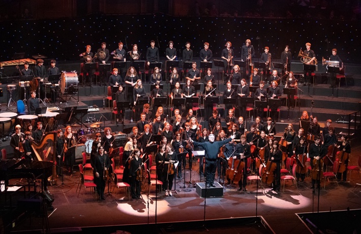 L’orchestre et son chef saluent le public.