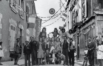 Portrait de groupe dans la rue du Bourg Saint-Jean, pavoisée à l’occasion de la Libération de Blois en 1944.