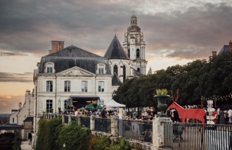 Les terrasses des jardins de l’évêché occupées par le festival (scène de concert, tables, piste de danse, etc.).