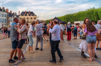 Des dizaines de personnes dansent sur la piste.