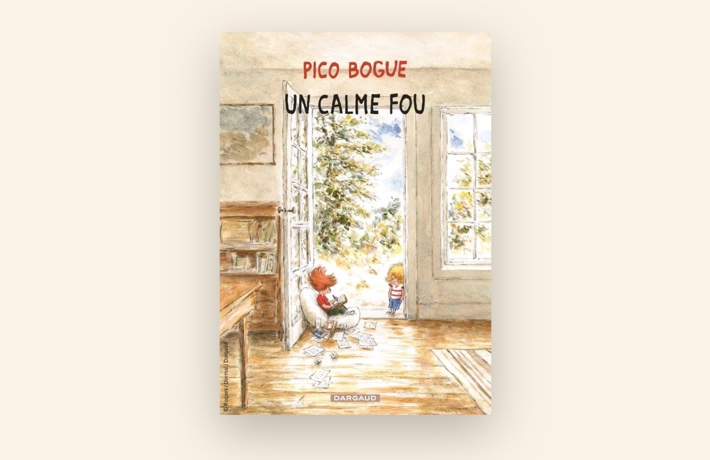 Couverture du livre : deux enfants jouent sur le pas de porte d’une maison, un jardin en arrière-plan.