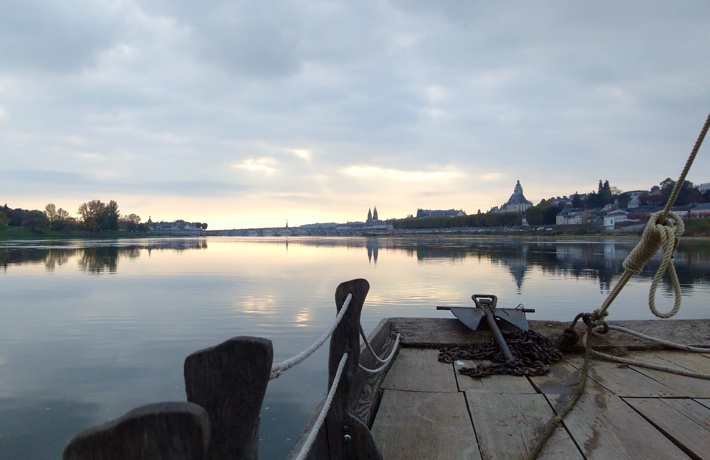 Photo prise depuis un bateau sur la Loire, avec le pont Jacques-Gabriel et la rive droite en arrière-plan.