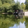 Des personnes s’apprêtent à embarquer sur un bateau sur la Loire.