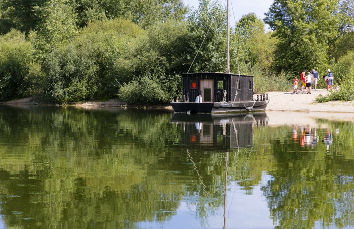 Des personnes s’apprêtent à embarquer sur un bateau sur la Loire.