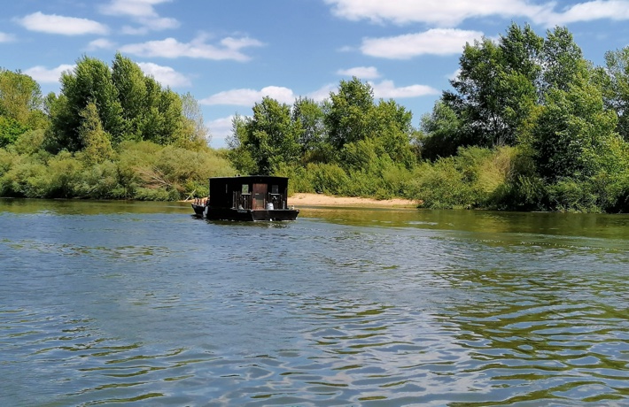 Un bateau s’éloigne de la rive sur la Loire.