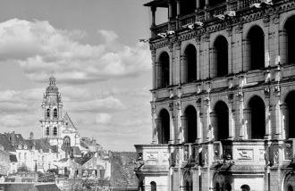 Perspective depuis les jardins du roi : la façade des loges du château à droite et au premier plan, la cathédrale à gauche et à l’arrière-plan.