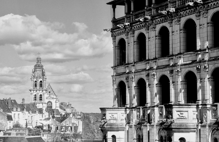 Perspective depuis les jardins du roi : la façade des loges du château à droite et au premier plan, la cathédrale à gauche et à l’arrière-plan.